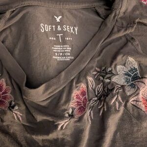 American Eagle Outfitters Gray Floral Short Sleeve Tee